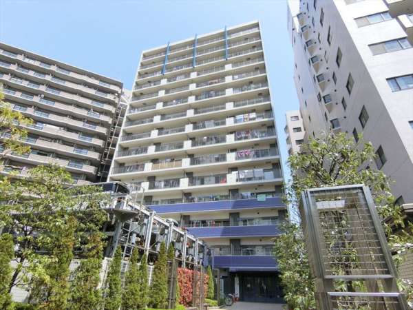 レヴィ浅草リバーフロント外観１｜レヴィ浅草リバーフロントは平成１８年築、１５階建てのマンションです。外壁は淡色で整った外観が印象的です。隅田川テラスに面した、開放感のある立地です。