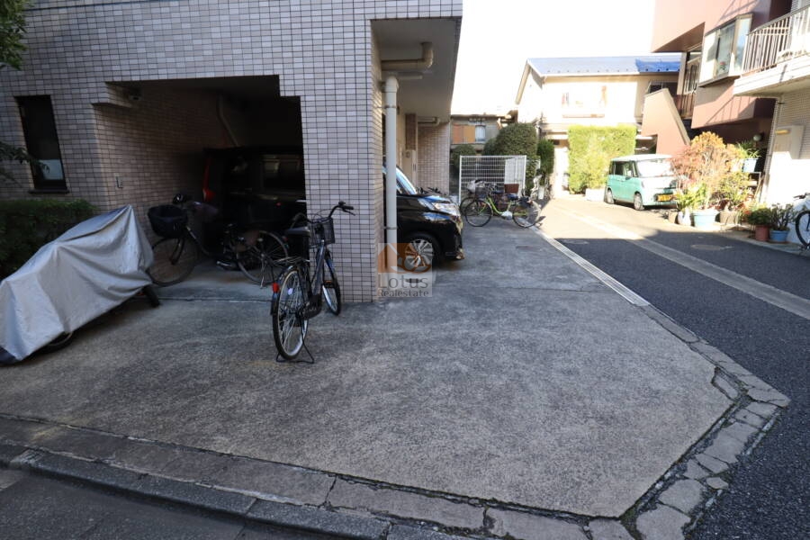 マンション文京小桜橋共用部3｜駐車場と駐輪場が１階部分にありました。駐輪場は特に決めた区画ではないようですね。