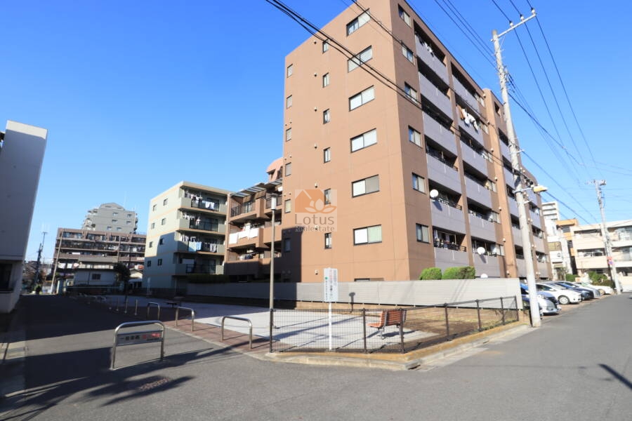 マイキャッスル西葛西外観2｜建物の南西側は児童遊園になっています。