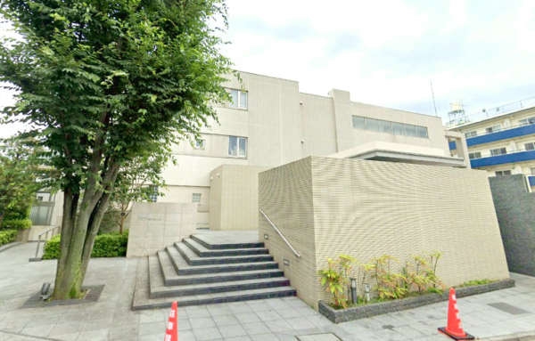 プラウド富士見ヶ丘外観１｜プラウド富士見ヶ丘は平成１９年築の３階建て低層マンションです。駅から近く、スーパーも近く便利な立地です。