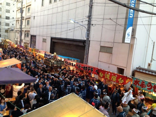 鳥越神社祭り露店｜鳥越神社は毎年6月にお祭りがあるのですが、この一帯は路地に露店が所狭しと並び、景色が一変するのが見所です。