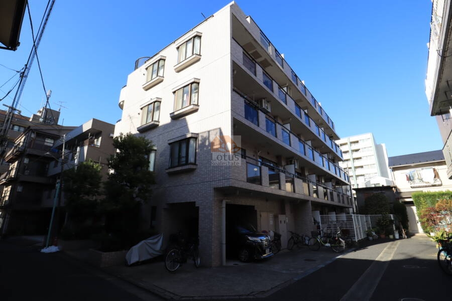 マンション文京小桜橋外観2｜ロケーションは静かな住宅地のなかにある、路地の先の一画です。表通りの喧騒から離れたロケーションでした。