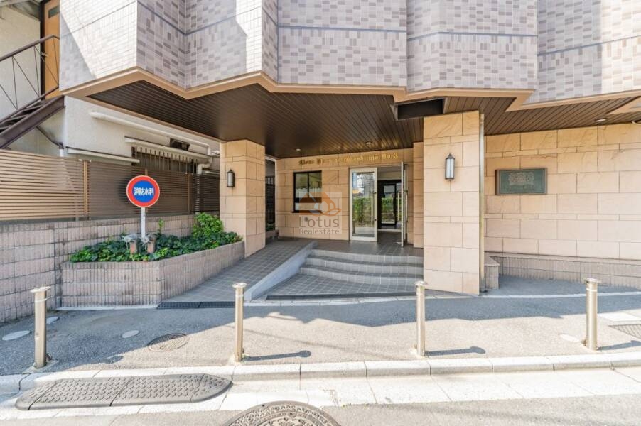 エントランスライオンズマンション東十条第３エントランス２｜ベージュ系のタイル張りで、落ち着いた印象です。