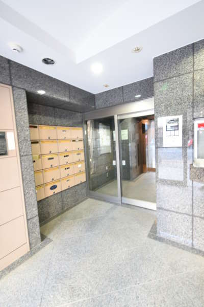 ザパームス浅草橋パルクレスタ外観共用部4｜宅配ボックス（左）と郵便受けの様子です。