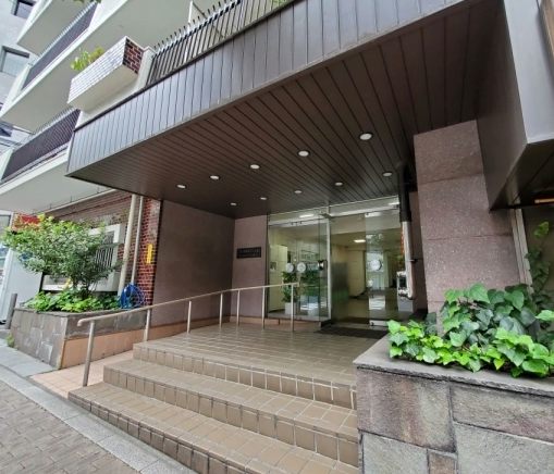 ニュー常磐松マンションエントランス１｜渋谷駅から徒歩6分の立地です。