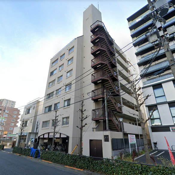 グリーンパーク第２０綾瀬外観２｜グリーンパーク第２０綾瀬は昭和６１年築、８階建てのマンションです。セブンイレブンがお隣にあるので便利です。