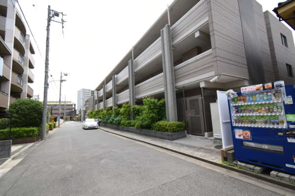 ライオンズ東葛西レジデンスアプローチ10｜ライオンズ東葛西レジデンスの外観が見えてきます。南北に広い敷地です。