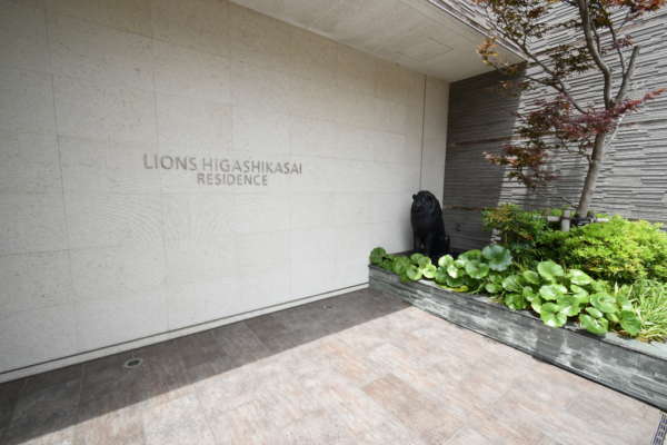 ライオンズ東葛西レジデンス外観共用部3｜エントランスはライオンがお出迎えしてくれます。