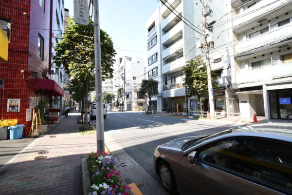 ユニーブル秋葉原アプローチ2｜この通りは左衛門橋通り沿いといいますが、浅草橋のこの界隈だけ、マロニエ通りいう愛称をつけています。例年５月頃、マロニエ祭りが開催されます。