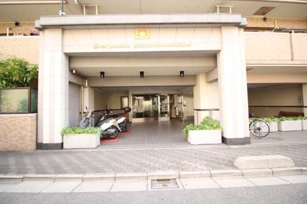 ライオンズマンション西新井高道公園エントランス１｜エントランスです。