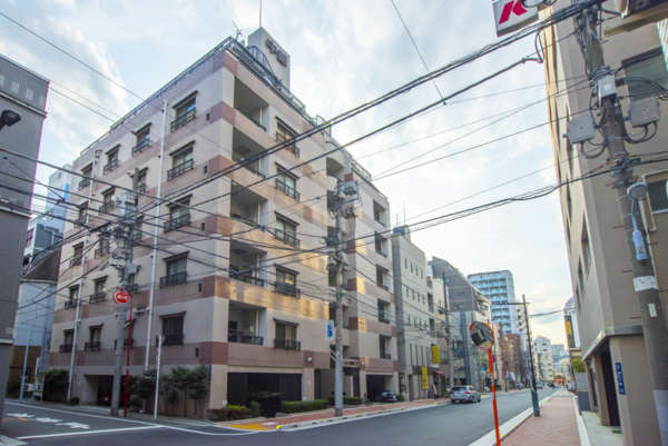 中銀浅草寿町マンシオン外観１｜中銀浅草寿町マンシオンは平成７年築、９階建てのマンションです。大江戸線「蔵前」駅、都営浅草線「蔵前」駅、銀座線「田原町」駅が利用可です。浅草へも徒歩１０分程度で便利です。
