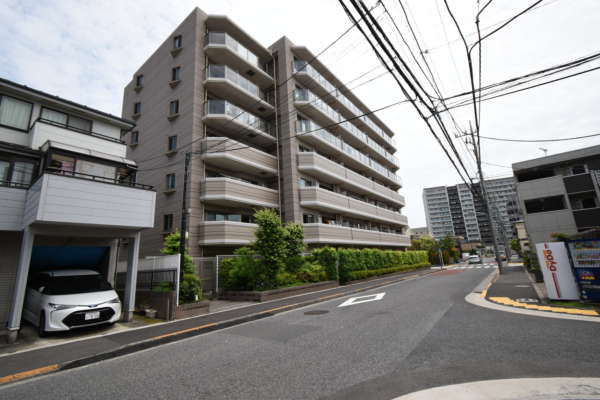 ライオンズ東葛西レジデンス外観共用部1｜ライオンズ東葛西レジデンスは平成２３年築、７階建てのマンションです。
