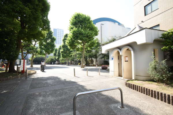 ザパームス浅草橋パルクレスタアプローチ4｜物件の南に柳北公園に隣接しています。春は桜がきれいです。