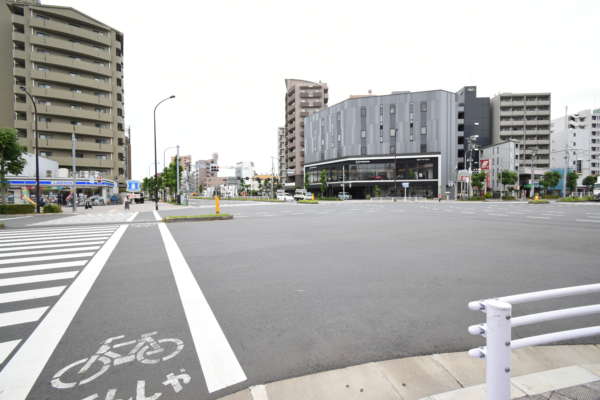 メゾン葛西アプローチ5｜２つ目の信号が大きな交差点です。清砂大橋通りといいます。江東区に入ると永代通りと呼ばれています。この通りを渡ってから左折です。