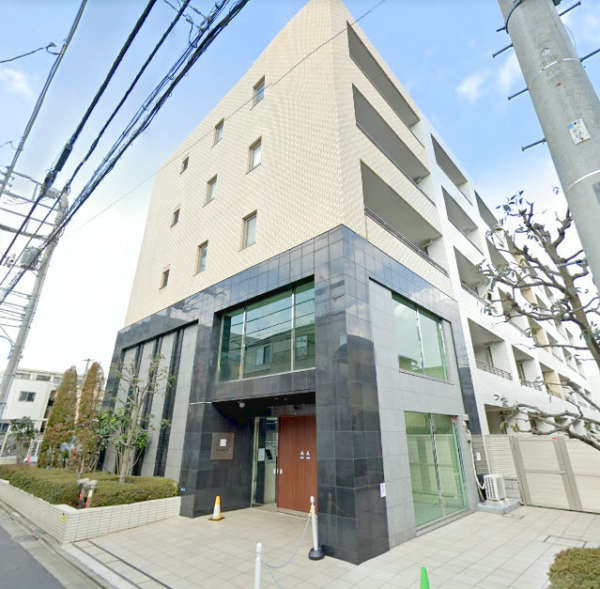 プレジール新宿大久保外観３｜外観です。エスニックな賑わいがある新大久保の駅周辺からも離れ、戸山公園大久保地区が近く、周辺は静かな住宅地です。共用部回りの植栽なども整えられています。