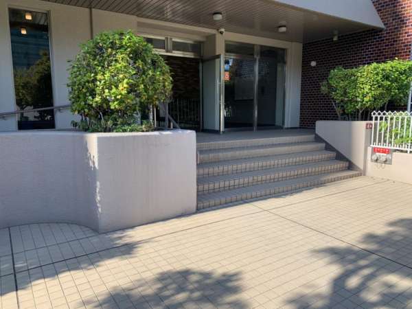 西新井大師扇スカイハイツエントランス２｜エントランス。大規模マンションらしくゆったりした設えです。