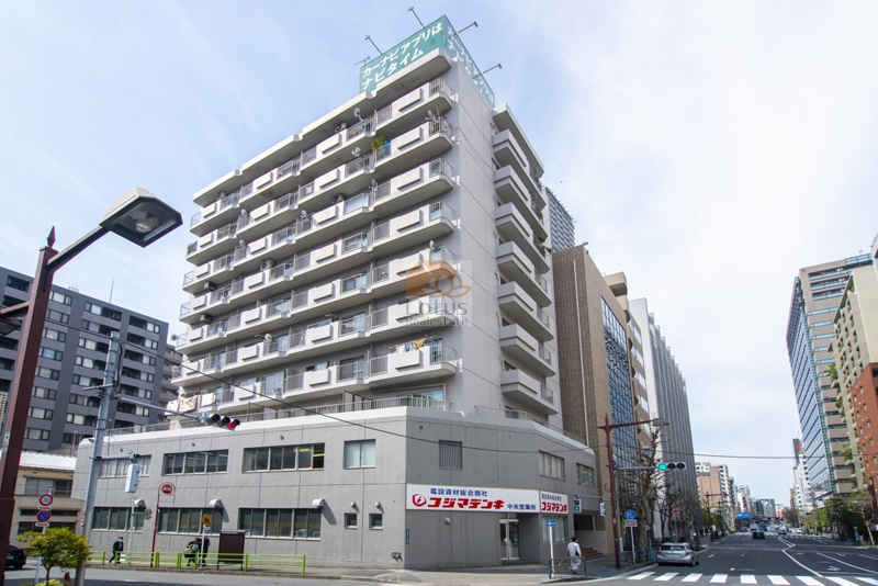 清洲橋通り沿いに建つ11階建ての建物で、白を基調とした外壁で、低層部には店舗が入り、角地ならではの開放感を感じる配置が特徴です。中央ビルディングは、昭和52年築、11階建てのマンションです。