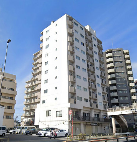 竹の塚ハイツ外観２｜竹の塚ハイツは昭和４７年築、１３階建てのマンションです。日光街道と舎人公園通りの交差する角地に立地します。竹ノ塚駅が徒歩圏内です。