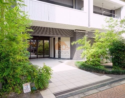 ソルフィエスタ浅草エントランス１｜エントランスは千束商店街通りに面していいます。