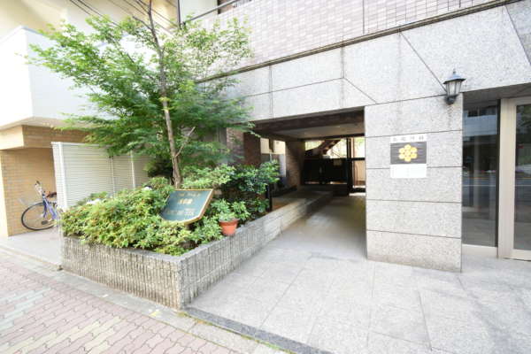 ザパームス浅草橋パルクレスタ外観共用部7｜エントランス左側と館銘板のようす。