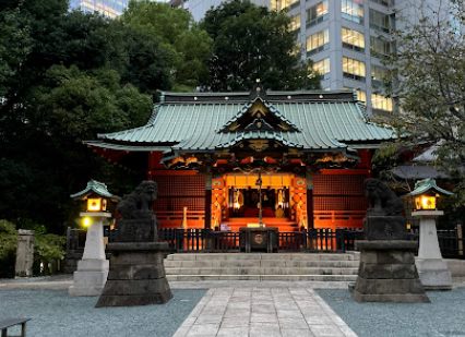金王八幡宮｜徒歩1分に「金王八幡宮」があります。緑がたくさんあります。