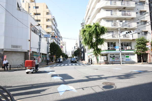 ユニーブル秋葉原アプローチ1｜ファミリーマート、城北信金の店舗がある浅草橋５丁目の交差点に出たらもうすぐです。ここも直進です。