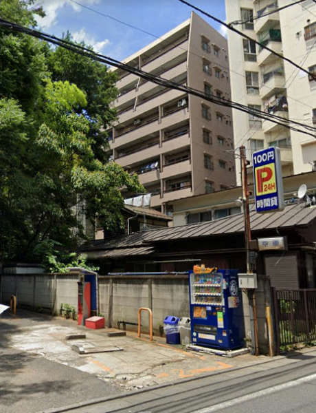 上荻永谷マンション外観２｜上荻永谷マンションは昭和４９年築、１０階建てのマンションです。青梅街道沿いにあります。スーパーが近くにあって便利です。建物の南側には荻窪八幡神社、猿田彦神社があります。