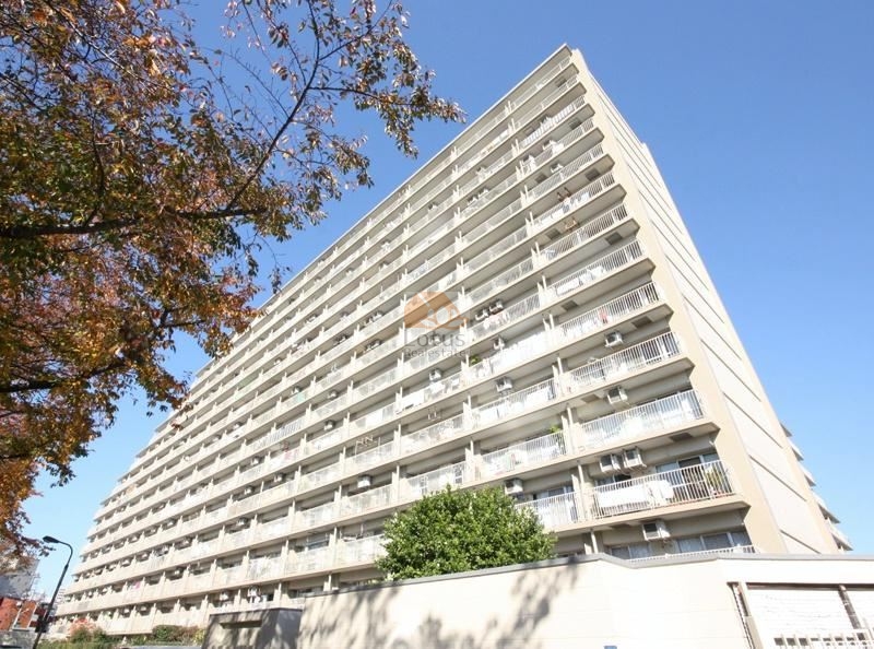 落合パークファミリア3｜落合パークファミリアは、昭和５３年築、１４階建てのマンションです。西武新宿線「下落合」駅から徒歩１分です。東南側は神田川、南西側は区立せせらぎの里公苑に隣接した立地です。
