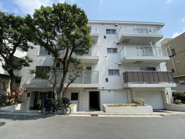 グレイス白山外観３｜グレイス白山は昭和５７年築、４階建てのマンションです。周辺は閑静な住宅街です。