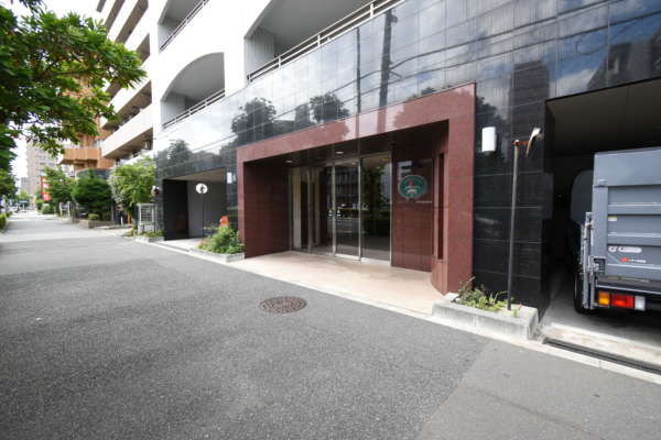 葛西駅前グリーンホームズ３外観共用部1｜エントランスは見通しの良い道路に接しています。