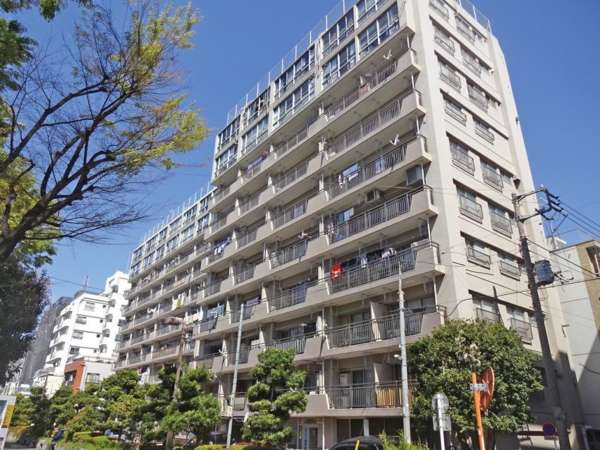 コーポ中野外観１｜近くにはスーパーがあります。「中野坂上」駅から徒歩９分、「東中野」駅からは徒歩１１分です。