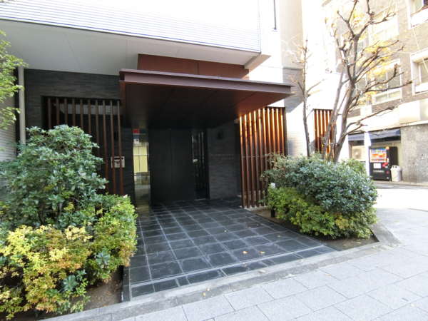 アトラス大塚南キューブコート外観共用部1｜エントランスは春日通りに面しており、見通しも非常に良好です。