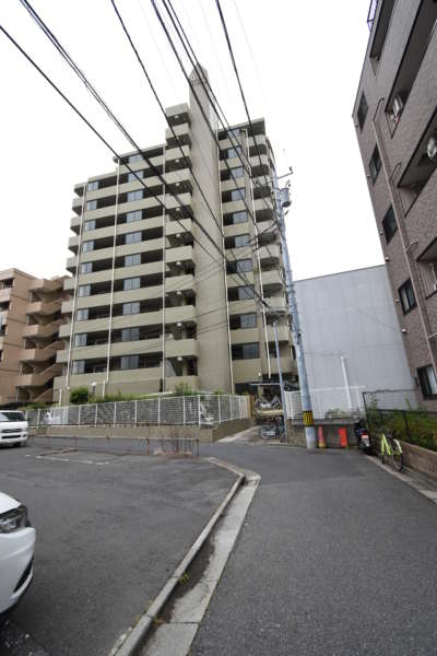 ダイアパレス葛西外観共用部4｜裏手は道路に面しています。二面道路ということですね。建物は共用廊下面です。