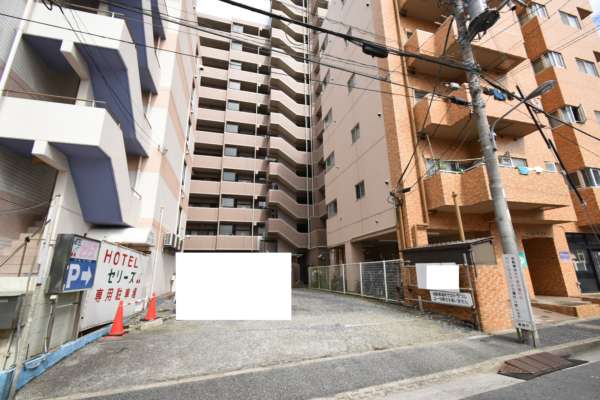 ライオンズシティ葛西外観共用部7｜西側の駐車場（物件の者ではありません）から見たところです。