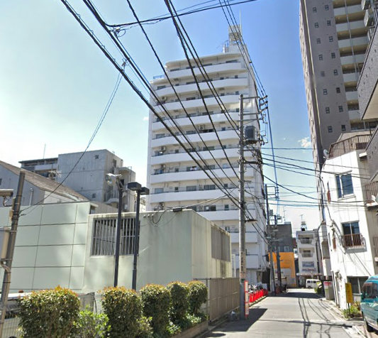 クレール清澄公園外観１｜クレール清澄公園は昭和５７年築、１２階建てのマンションです。清澄白河駅徒歩１分の通勤・通学に便利な立地です。１階にはドラッグストアが入っていて、向かいにはスーパーマーケットがあります。