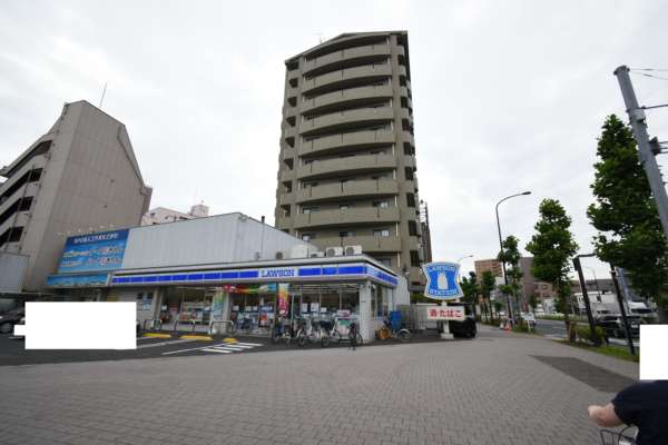 ダイアパレス葛西外観共用部1｜清砂大橋通りを渡るとダイアパレス葛西はあります。１階はローソンになっています。