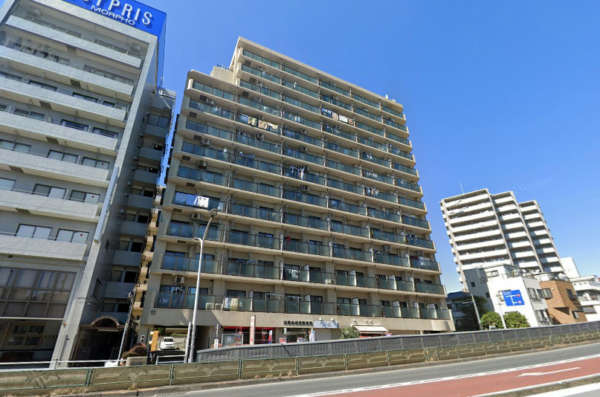 コスモウィル大島外観５｜コスモウィル大島は昭和６２年築、１３階建のマンションです。丸八通り沿いに面しています。都営新宿線「大島」駅から徒歩１０分圏内です。