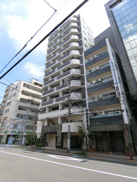 クリオ元浅草外観共用部6｜見通しの良い通りにクリオ元浅草はあります。クリオ元浅草は平成２１年１１月完成の１３階建てマンションです。左衛門橋通りに立地します。