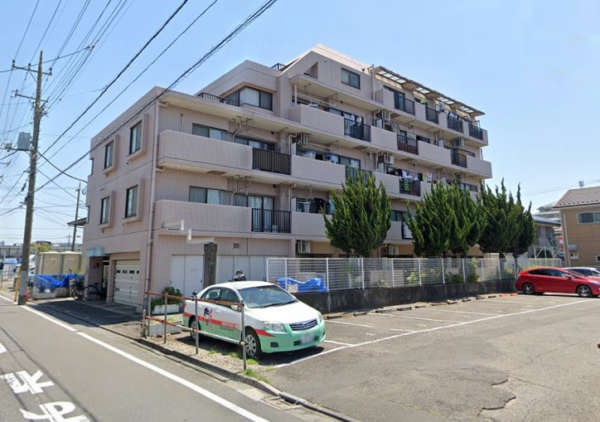 ベルフラワー鹿浜外観１｜ベルフラワー鹿浜は平成２年築、５階建てのマンションです。オートロック付きです。前面に棟がないため日当たりが良いです。