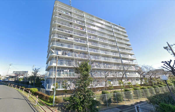 ソフトタウン立石外観２｜ソフトタウン立石は昭和５７年築、１１階建てのマンションです。西側には中川が流れていて、静かで落ち着いた住環境です。