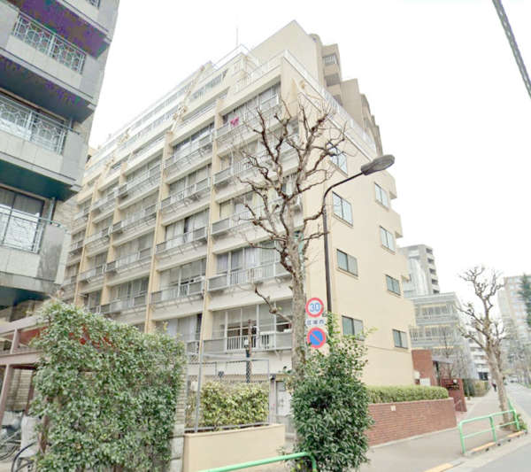 コーポ麹町外観２｜コーポ麹町は昭和４５年築、９階建てのマンションです。番町学園通り沿いにあります。区立九段小学校まで徒歩１分です。市ヶ谷駅、半蔵門駅が徒歩１０分圏内で利用可です。