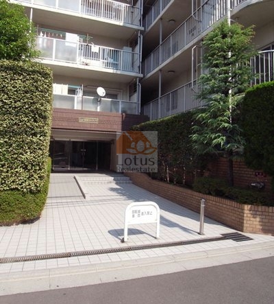 ニュー田端スカイハイツエントランス｜奥行きのあるエントランスアプローチです。