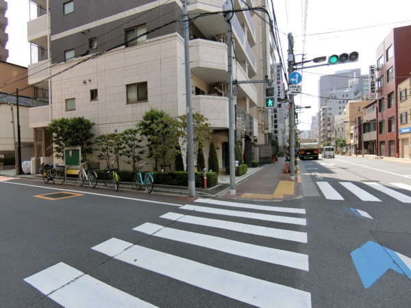 クリオ元浅草外観共用部5｜道幅の広い角地にあるので不動産としても価値が高いとされます。