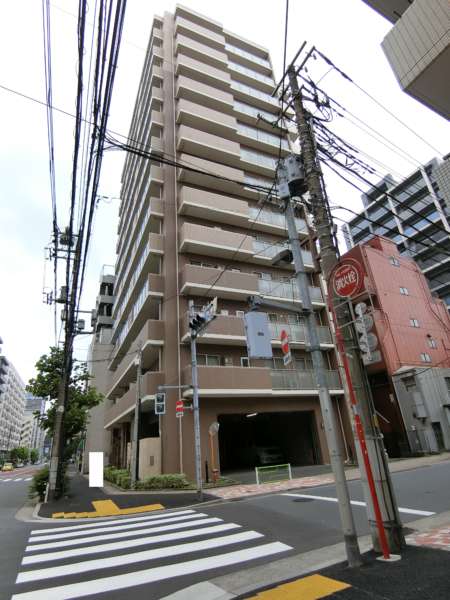 ネオマイム新御徒町外観共用部2｜ネオマイム新御徒町は平成１５年６月築、１３階建てのマンションです。清洲橋通りに面しています。夜は思うほど騒々しくもありません。この辺りなら秋葉原も歩いていきます。