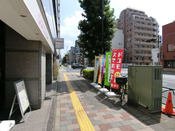 クリオ元浅草アプローチ2｜通りを渡ると東方向（蔵前方面）に進み、すぐ見える交差点（交番が目印）を左折（北上）します。