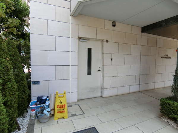 クリオ元浅草外観共用部9｜駐輪場はエントランスの左にあります。