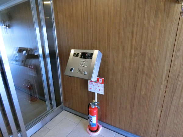 クリオ元浅草外観共用部2｜台東区では一般的な小ぶりなマンションですので、エントランスが大きいわけではありませんが、オートロックがすぐのところにあり、セキュリティは良好です。