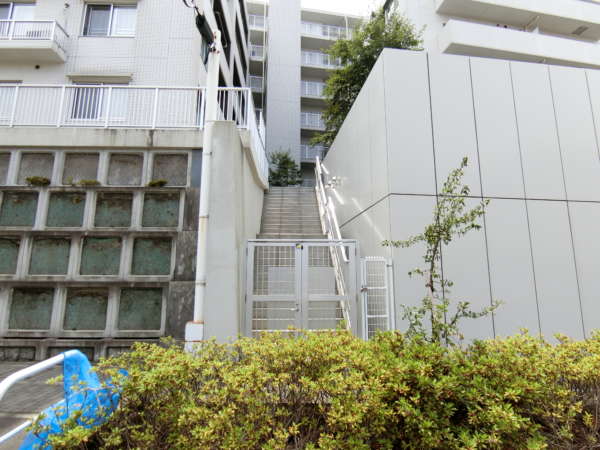ファインレジデンス成増外観共用部9｜建物は北側傾斜となっていて、うまく高低差を使って建設しています。