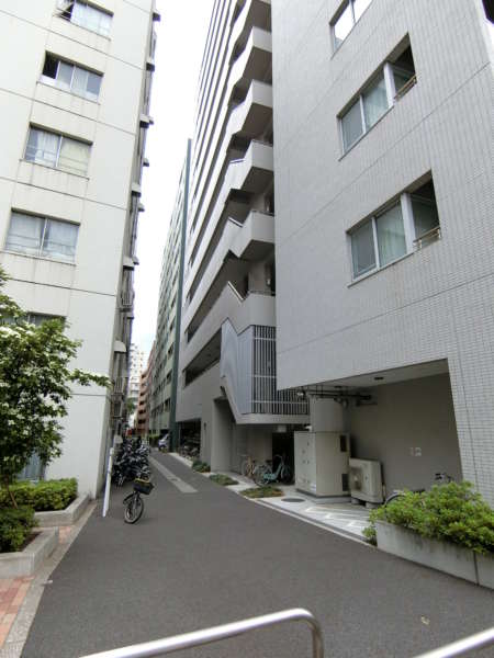 アトラス日本橋鞍掛外観共用部4｜南側から建物を近接して撮影したところです。南西側も両面道路になっています。私道・路地裏といった感じです。騒々しい感じはありませんでした。