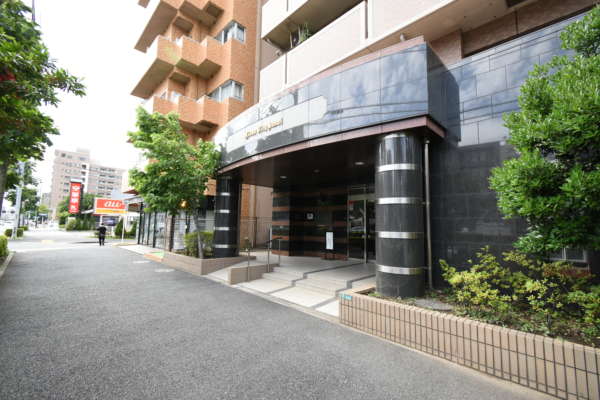 ライオンズシティ葛西外観共用部3｜エントランスは非常に見通しのいい道路に面しています。